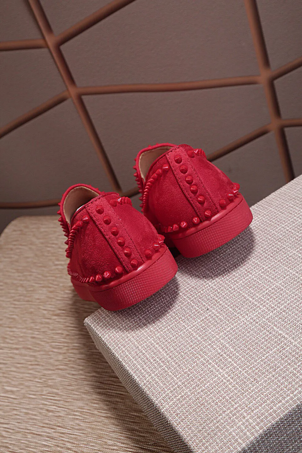 Ex-factory price 440. christian louboutin (CL red sole shoes) counter nail series, casual sneakers for couples 📢 📢 📢 Exclusive hot style release 🎈🎈💪 Movable latex feet 👻 Finished large sole car line [satisfied] 😝Female 35-40# Male 38#-46, global supply😝 [Top version]: original imported cowhide frosted upper, top original leather lining, original molded TPU outsole, original 1:1 detail processing, original shoe last, large quantity available from stock,
